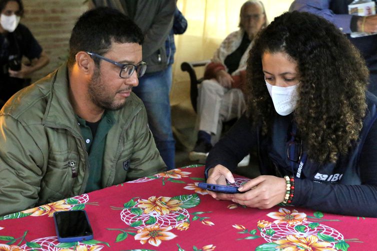 Recenseadora do IBGE entrevista José Emilio Cordeiro, morador da comunidade quilombola de Pedra Bonita, no Alto da Boa Vista, região norte do Rio. Censo demográfico do IBGE(Instituto Brasileiro de Geografia e Estatística) identifica pela