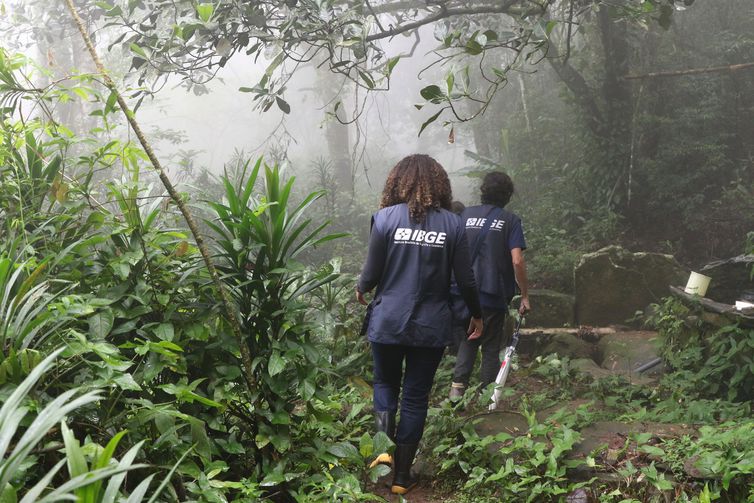 Recenseadores do IBGE percorrem as trilhas da comunidade quilombola de Pedra Bonita, no Alto da Boa Vista. Censo demográfico do IBGE identifica pela primeira vez a população e o território das comunidades quilombolas no Brasil.