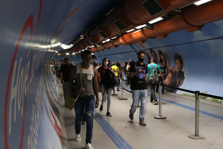 Usuários do transporte público na passagem subterrânea entre as estações Consolação e Paulista do metrô durante a fase emergencial da pandemia de covid-19.