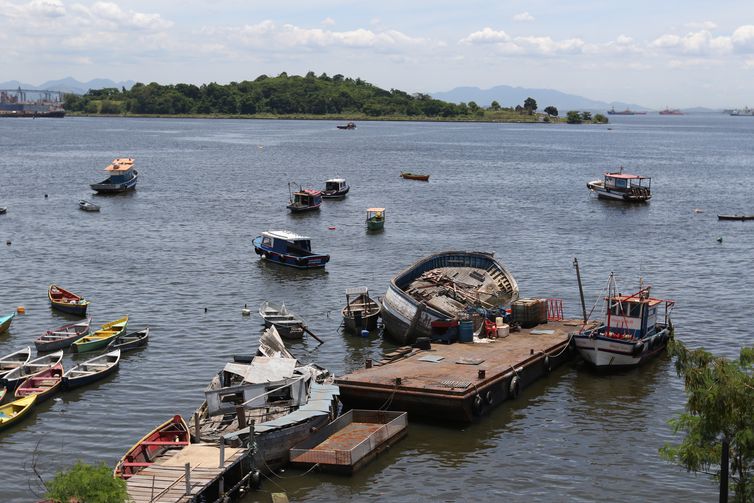 Embarcações abandonadas na Baía de Guanabara.