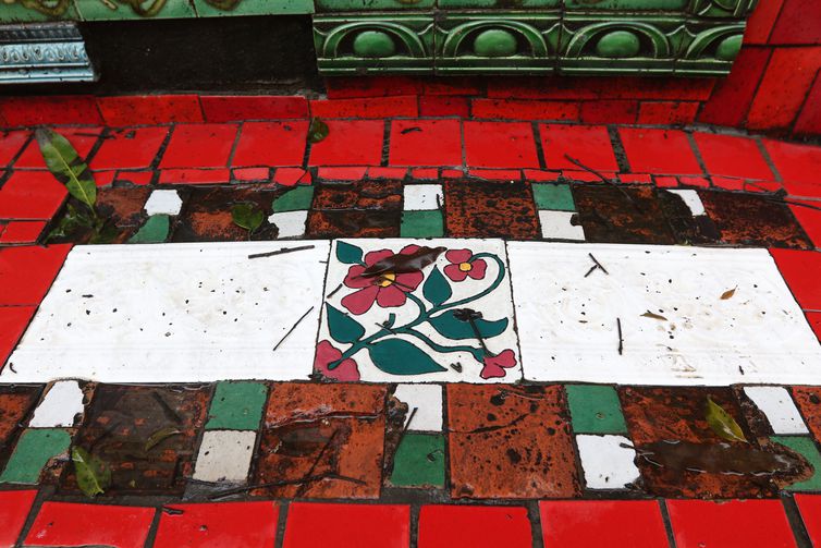 Guias turísticos buscam recursos para restaurar Escadaria Selarón, um dos pontos turísticos mais conhecidos do centro do Rio de Janeiro. 