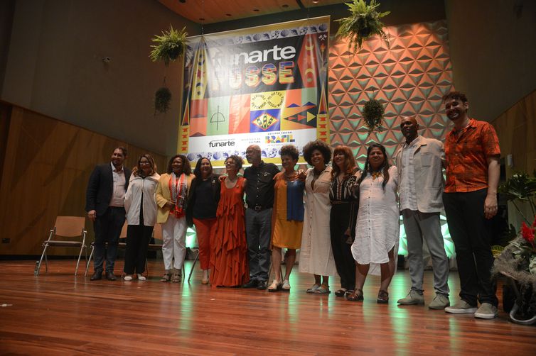 Rio de Janeiro (RJ), 02/03/2023 – Nova presidenta da Fundação Nacional de Artes (Funarte), Maria Marighella, equipe colegiada e autoridades durante evento de posse, no centro do Rio de Janeiro. Foto Tomaz Silva/Agência Brasil