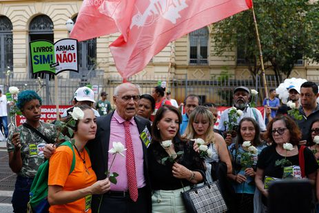 São Paulo (SP), 29/03/2023 - Os deputados estaduais Eduardo Suplicy e Professora Bebel protestam com professores de São Paulo contra a violência nas escolas em frente à Secretaria de Educação, na Praça da República, após o ataque na escola Thomazia Montoro.  Foto: Fernando Frazão/Agência Brasil