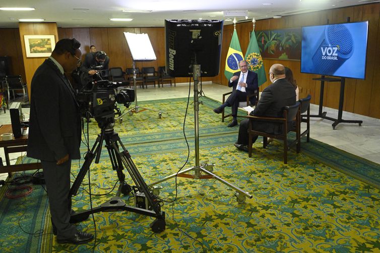 Brasília (DF) - 14/04/2023 - O presidente da República em Exercício Geraldo Alckmin durante gravação do Programa A Voz do Brasil na sala de audiências no Palácio do Planalto em Brasília. 
Foto : Cadu Gomes / VPR