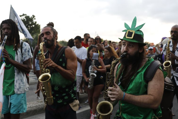 Rio de Janeiro (RJ), 06/05/2023 - A Marcha da Maconha 2023, caminhada pela legalização, acontece na orla de Ipanema. Foto: Fernando Frazão/Agência Brasil