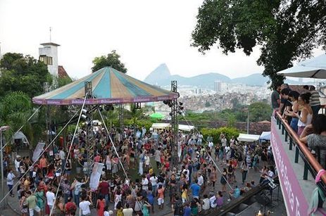 A 15ª edição da Festa Literária de Santa Teresa, a Flist, ocupa o Parque das Ruínas, em Santa Teresa, neste sábado (6) e domingo (7), com debates, shows, sessões de autógrafo e oficinas, entre outras atrações. O evento, gratuito, também contará com opções gastronômicas e atividades infantis.
Foto: Flist/Divulgação