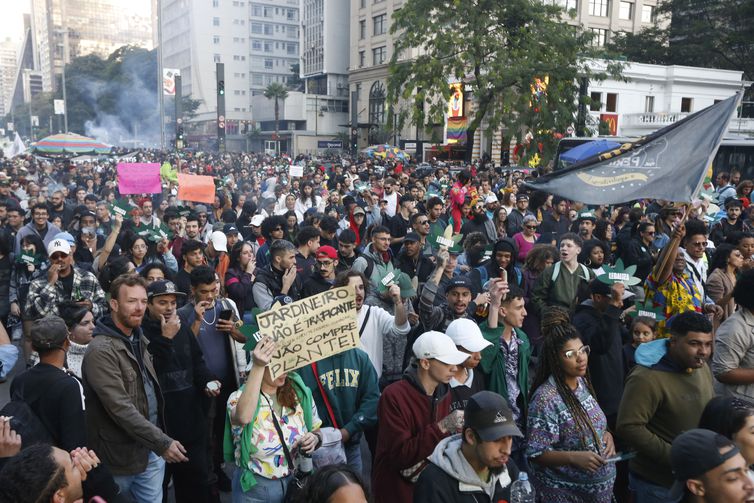 São Paulo (SP), 17/06/2023 - 15ª edição da Marcha da Maconha São Paulo na Avenida Paulista  - Tema “Antiproibicionismo por uma questão de classe – Reparação por necessidade”. Foto Paulo Pinto/Agência Brasil