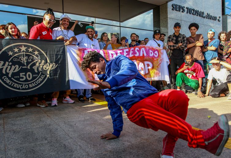 Brasília/DF, 17/07/2023, O movimento Hip Hop brasileiro, durante marcha da Cultura Hip Hop em celebração ao Cinquentenário mundial da Cultura Hip Hop. Foto: José Cruz/Agência Brasil