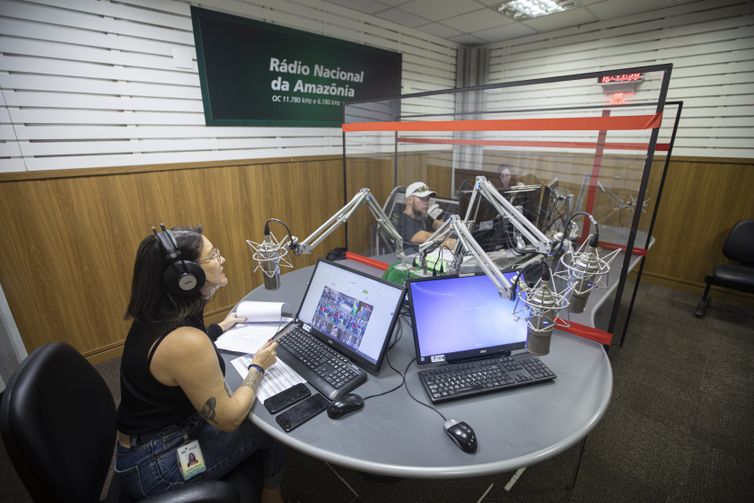 Brasília (DF) 06-04-2023 - Por dentro da Empresa Brasil de Comunicação (EBC), estúdio da rádio nacional da Amazônia durante apresentaçāo de sua programaçāo ao vivo.
Foto: Joédson Alves/Agência Brasil