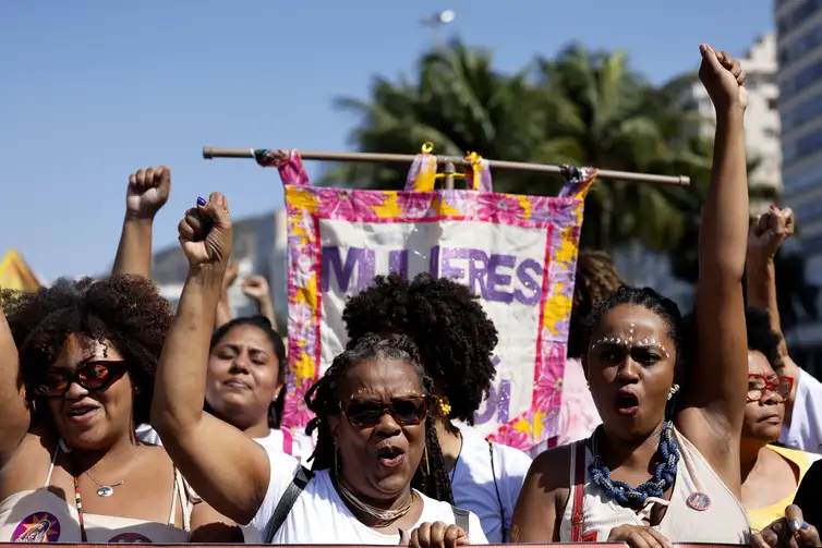 Rio de Janeiro (RJ), 28/07/2024 - 10ª Marcha das Mulheres Negras do RJ.  Mulheres negras marcham contra o racismo e pelo bem viver, na praia de  Copacabana, zona sul da cidade. Foto: Tânia Rêgo/Agência Brasil